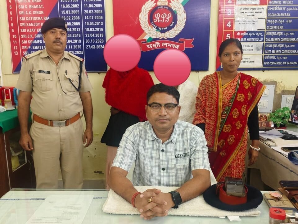 बरहरवा रेलवे स्टेशन पर आरपीएफ ने दो नाबालिग किशोरियों को किया बरामद बरहरवा रेलवे स्टेशन पर आरपीएफ ने दो नाबालिग किशोरियों को किया बरामद