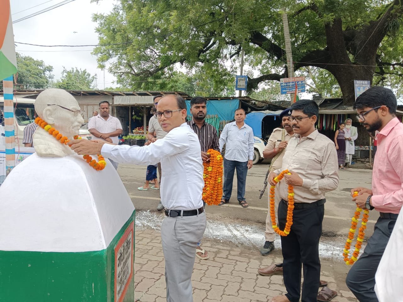 गांधी जयंती पर पदाधिकारियों ने किया माल्यार्पण,कॉलेज में मनाई शास्त्री जयंती गांधी जयंती पर पदाधिकारियों ने किया माल्यार्पण,कॉलेज में मनाई शास्त्री जयंती