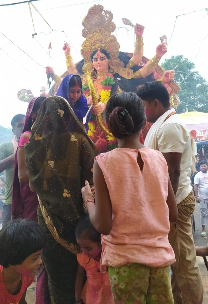 शांतिपूर्ण तरीके से संपन्न हुआ दुर्गा पूजा, नाम आंखों से दी गई मां की विदाई शांतिपूर्ण तरीके से संपन्न हुआ दुर्गा पूजा, नाम आंखों से दी गई मां की विदाई