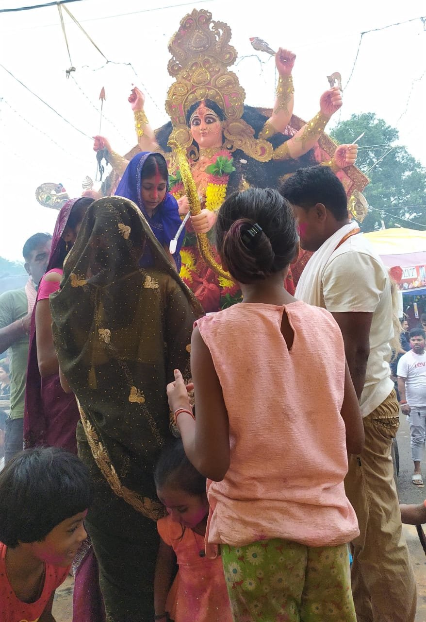 शांतिपूर्ण तरीके से संपन्न हुआ दुर्गा पूजा, नाम आंखों से दी गई मां की विदाई