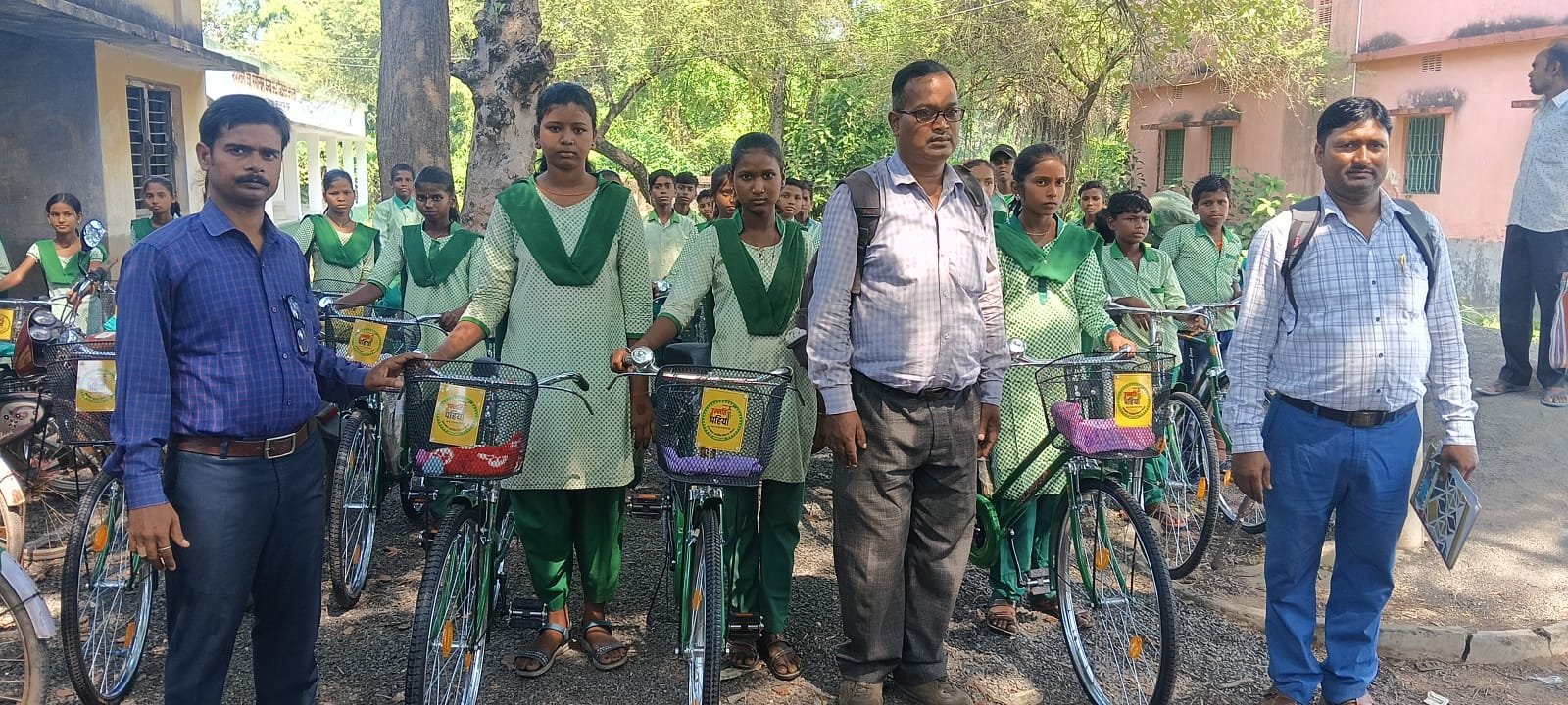 उन्नति का पहिया योजना के तहत बरहड़वा में 218 विद्यार्थियों के बीच साइकिल वितरण