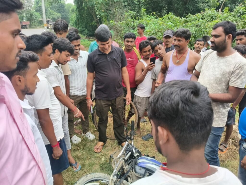ऑटो और बाइक के आमने सामने टक्कर से चार घायल,दो रेफर ऑटो और बाइक के आमने सामने टक्कर से चार घायल,दो रेफर