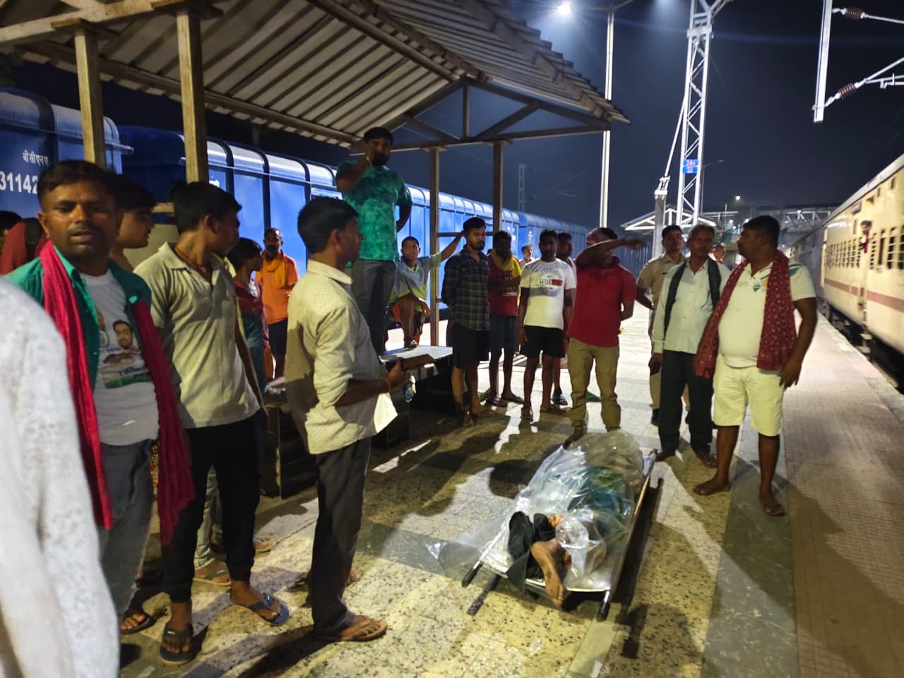 चलती ट्रेन में चढ़ने के प्रयास में युवक गंभीर रूप से घायल,हाथ-पैर कटे चलती ट्रेन में चढ़ने के प्रयास में युवक गंभीर रूप से घायल,हाथ-पैर कटे