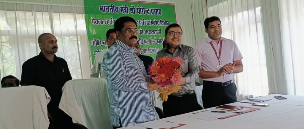 तेनुघाट में मंत्री योगेंद्र प्रसाद की समीक्षा बैठक: सीसीएल और ओएनजीसी परियोजनाओं पर सख्त निर्देश