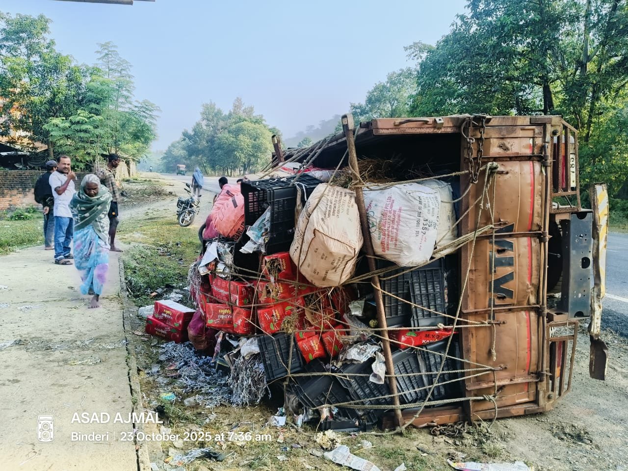 फल लदा ट्रक अनियंत्रित होकर पलटा, चालक सुरक्षित फल लदा ट्रक अनियंत्रित होकर पलटा, चालक सुरक्षित