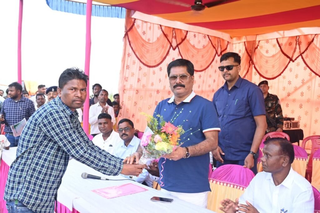 गोमिया:मंत्री योगेंद्र प्रसाद ने किया फुटबॉल फाइनल का शुभारंभ,कहा –“खेल युवाओं को देता है सकारात्मक दिशा” गोमिया:मंत्री योगेंद्र प्रसाद ने किया फुटबॉल फाइनल का शुभारंभ,कहा –“खेल युवाओं को देता है सकारात्मक दिशा”