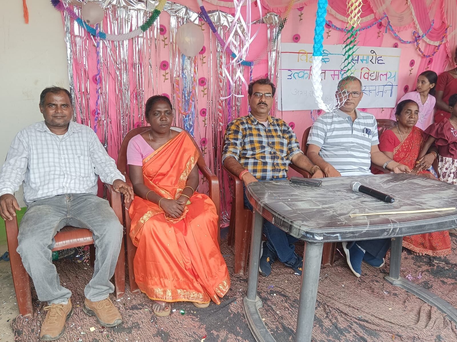 शिक्षक की सेवा निवृत्त पर विदाई समारोह कार्यक्रम आयोजित शिक्षक की सेवा निवृत्त पर विदाई समारोह कार्यक्रम आयोजित