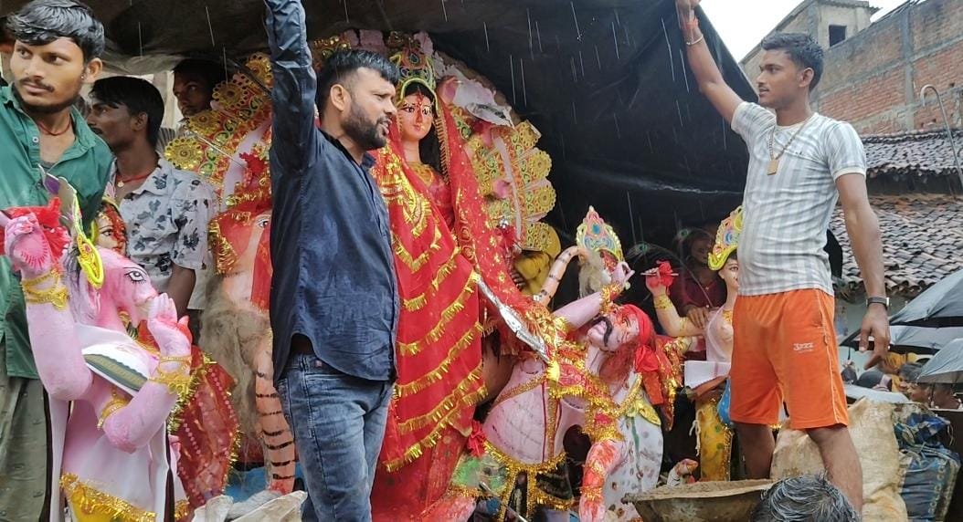 मां दुर्गे के प्रतिमा को नम आंखों से की गई विदाई मां दुर्गे के प्रतिमा को नम आंखों से की गई विदाई