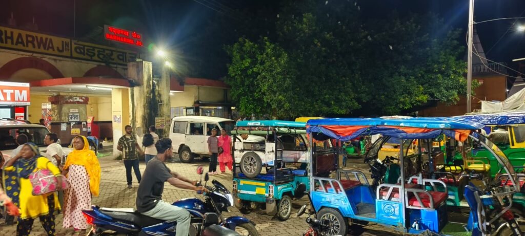 बरहरवा रेलवे स्टेशन के मुख्य द्वार परिसर में अवैध पार्किंग से यात्रियों को भारी परेशानी