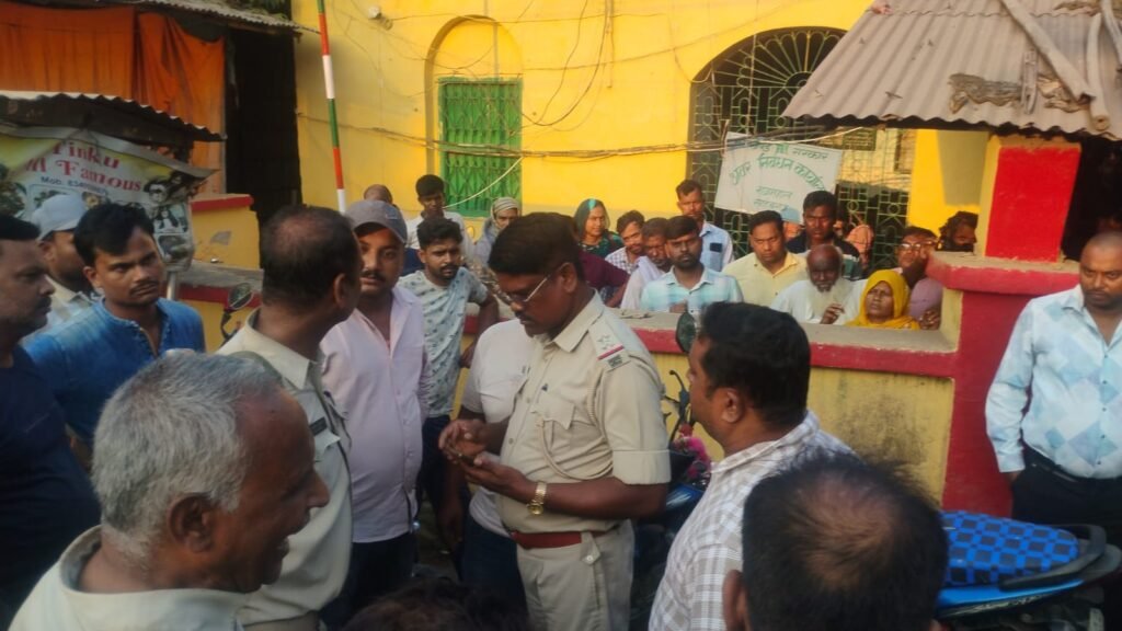 जमीन बिक्री को लेकर मां-बेटे में विवाद, पुलिस पहुंची अवर निबंधन कार्यालय जमीन बिक्री को लेकर मां-बेटे में विवाद, पुलिस पहुंची अवर निबंधन कार्यालय