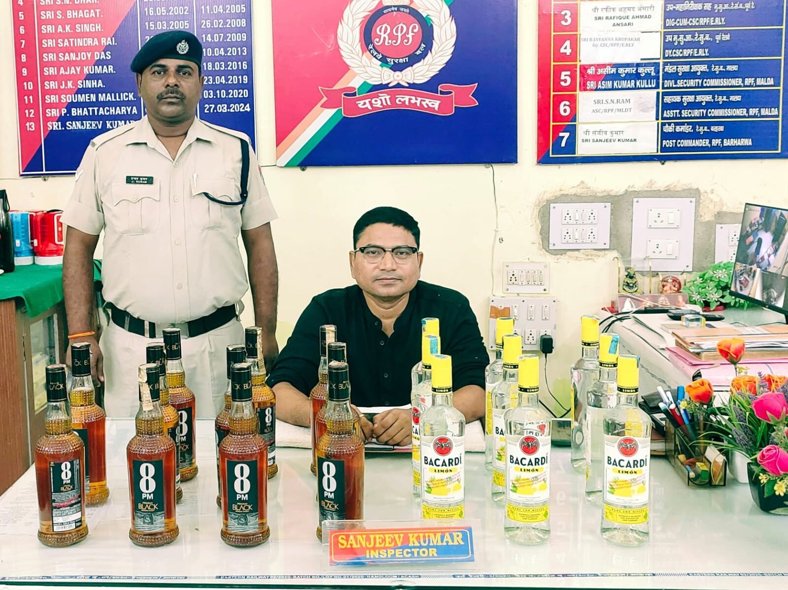 फरक्का एक्सप्रेस में आरपीएफ की बड़ी कार्रवाई, अवैध शराब बरामद फरक्का एक्सप्रेस में आरपीएफ की बड़ी कार्रवाई, अवैध शराब बरामद