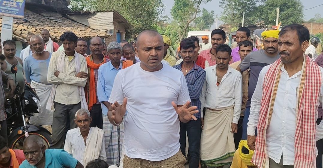 अतिक्रमण मुक्त कराने को लेकर धरना प्रदर्शन किया गया