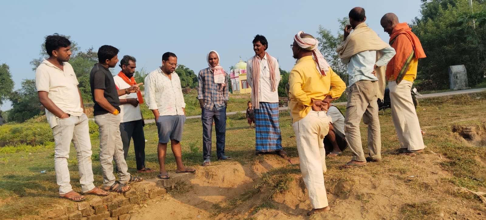 सार्वजनिक छठ घाट की साफ-सफाई निजी खर्च पर,सामाजिक कार्यकर्ताओं की मिसाल कायम सार्वजनिक छठ घाट की साफ-सफाई निजी खर्च पर,सामाजिक कार्यकर्ताओं की मिसाल कायम