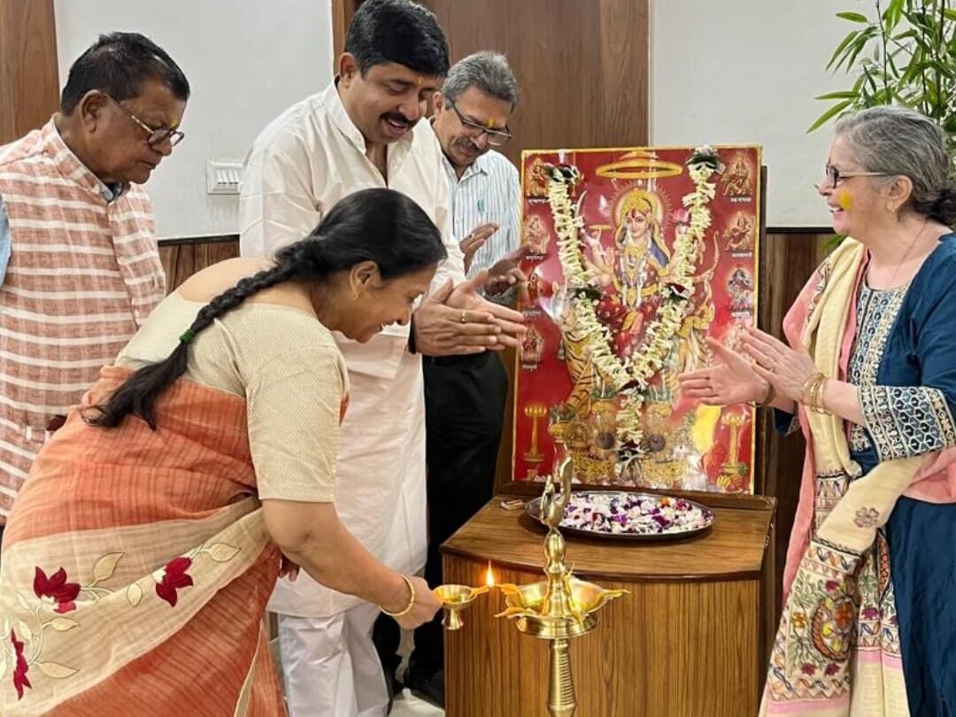 तुलसी भवन में विजया मिलन सह महर्षि वाल्मीकि जयंती समारोह आयोजित