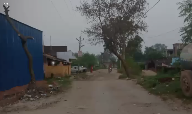 लातेहार:-रेलवे स्टेशन के बाजकुम रोड की हालत बदतर,जगह-जगह गड्ढों से लोग परेशान लातेहार:-रेलवे स्टेशन के बाजकुम रोड की हालत बदतर,जगह-जगह गड्ढों से लोग परेशान