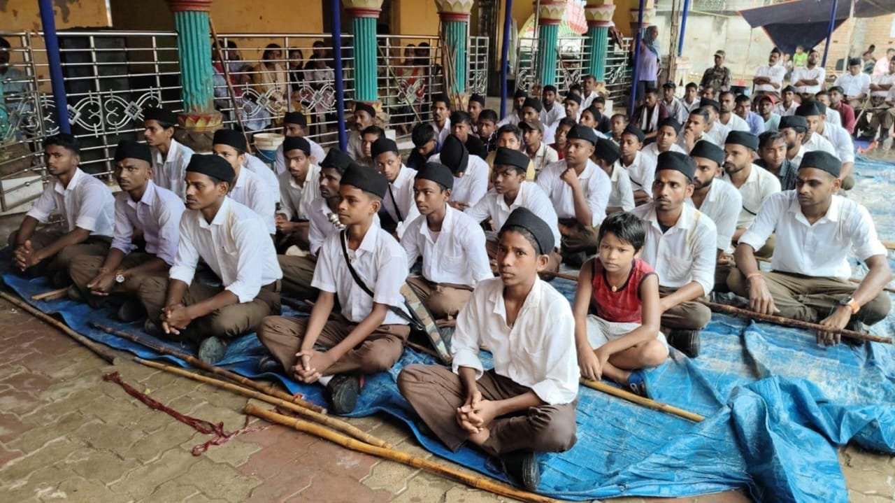 आरएसएस कार्यकर्ताओं ने पथ संचलन सह शस्त्र पूजन कर मनाया शताब्दी वर्ष आरएसएस कार्यकर्ताओं ने पथ संचलन सह शस्त्र पूजन कर मनाया शताब्दी वर्ष