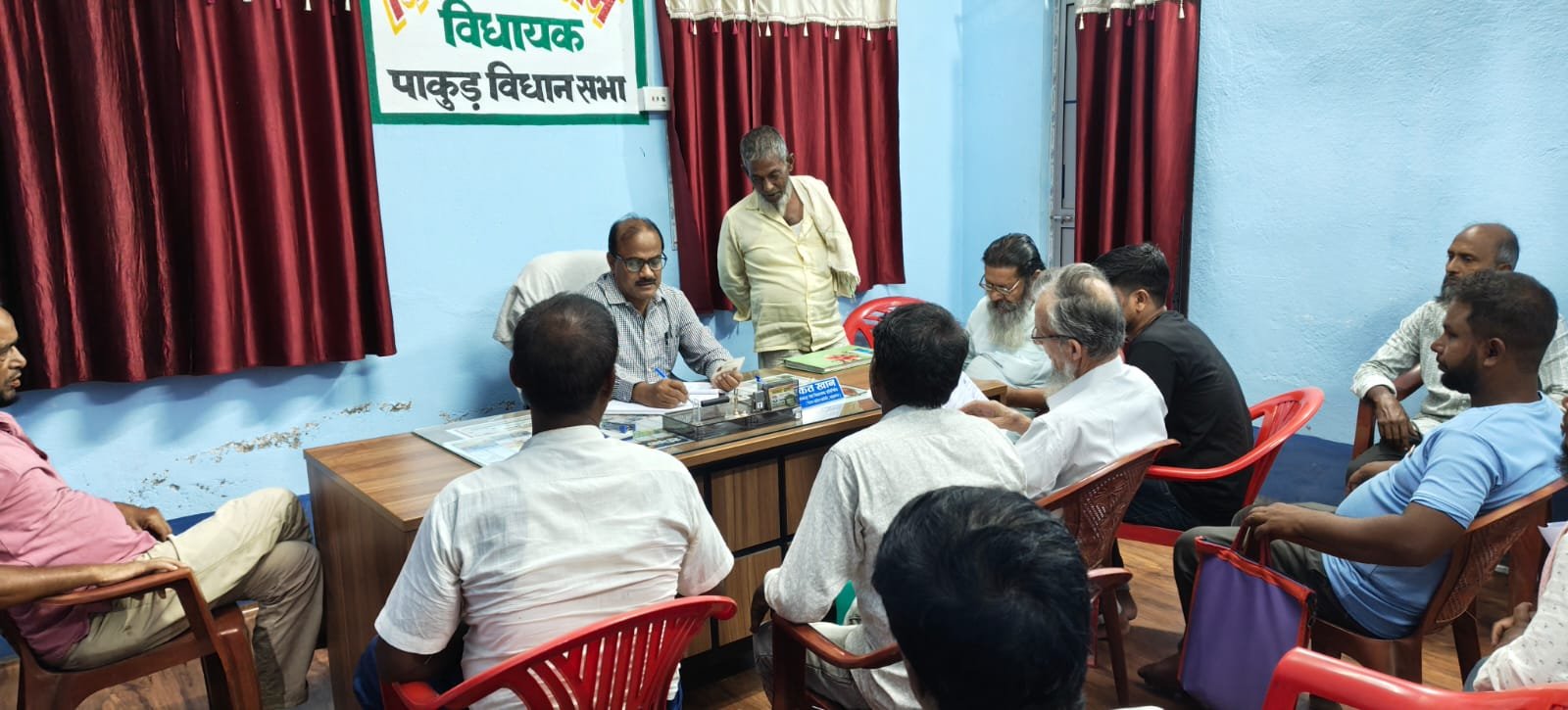 बरहड़वा में विधायक प्रतिनिधि बरकत खान ने सुनी क्षेत्रवासियों की समस्याएं, लाभ दिलाने का दिया आश्वासन बरहड़वा में विधायक प्रतिनिधि बरकत खान ने सुनी क्षेत्रवासियों की समस्याएं, लाभ दिलाने का दिया आश्वासन