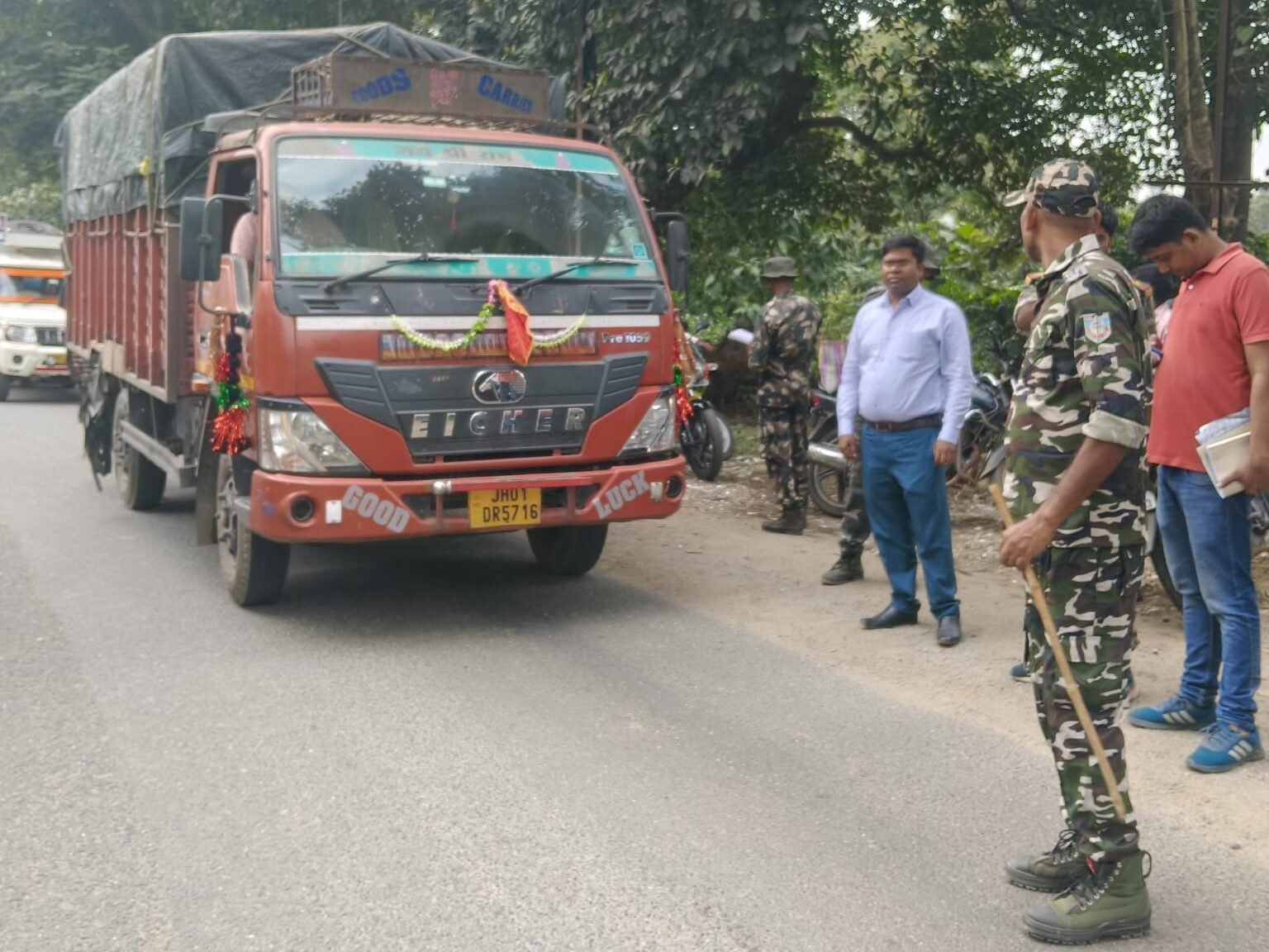 लातेहार: यातायात नियम तोड़ने वालों पर कार्रवाई, 29 चालकों से वसूला गया जुर्माना