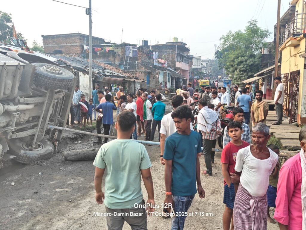 स्टोन चिप्स लोड हाइवा झोपड़ी पर पलटी, सात वर्षीय बालक गंभीर रूप से घायल