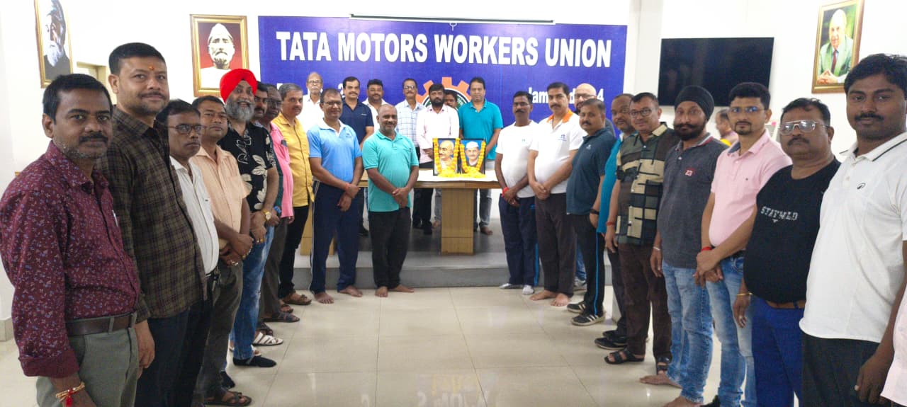 टाटा मोटर्स वर्कर्स यूनियन बापू व शास्त्री जी को किया याद