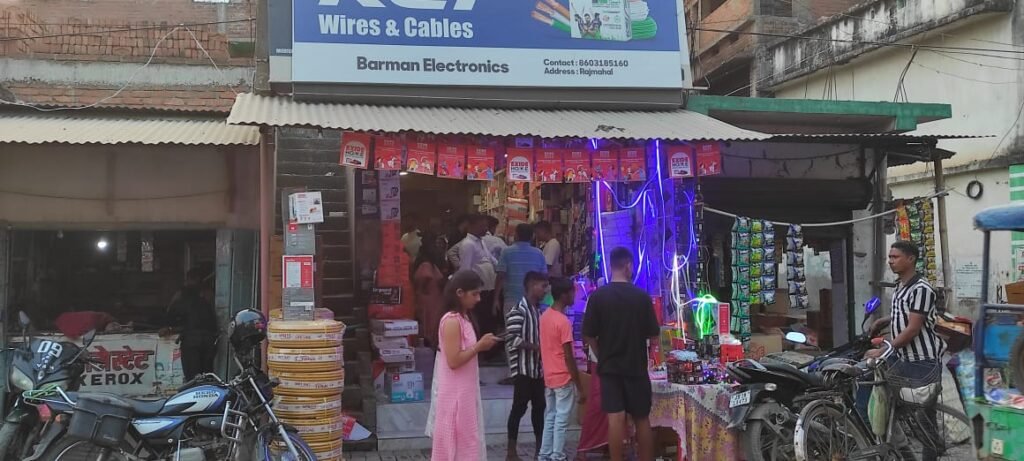 धनतेरस पर लाखों का हुआ। कारोबार लोगों ने की जमकर खरीदारी।