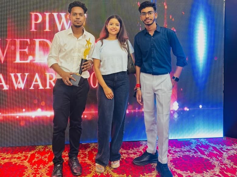 बरहरवा:अमीर अंसारी और रफ़त हुसैन ने बिहार के PIWF वेडिंग अवॉर्ड में मचाया धमाल, जीता दो बड़े सम्मान बरहरवा:अमीर अंसारी और रफ़त हुसैन ने बिहार के PIWF वेडिंग अवॉर्ड में मचाया धमाल, जीता दो बड़े सम्मान
