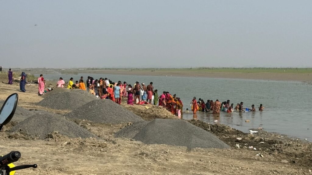 तालझारी: छठ घाट की तैयारी के बाद गंगा में नहाने उतरे तीन किशोर, दो लापता, एक को बचाया गया तालझारी: छठ घाट की तैयारी के बाद गंगा में नहाने उतरे तीन किशोर, दो लापता, एक को बचाया गया