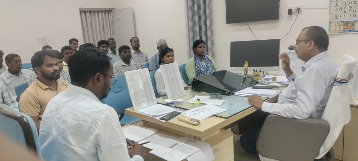 बीडीओ ने आवास योजना को लेकर की समीक्षा बैठक,कहा लापरवाही बर्दाश्त नहीं बीडीओ ने आवास योजना को लेकर की समीक्षा बैठक,कहा लापरवाही बर्दाश्त नहीं