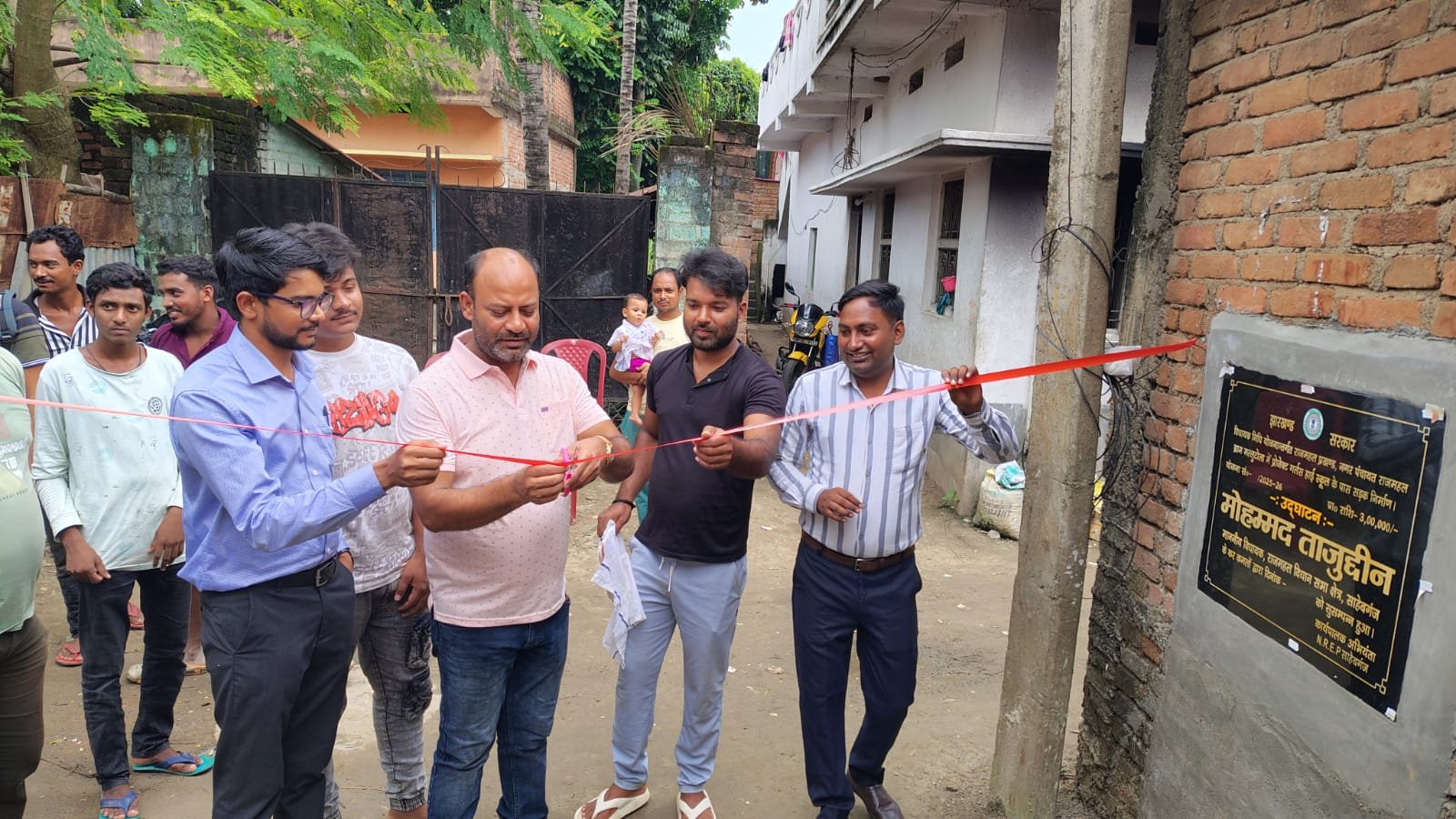 विधायक निधि से निर्मित सड़क का विधायक प्रतिनिधि ने किया उद्घाटन विधायक निधि से निर्मित सड़क का विधायक प्रतिनिधि ने किया उद्घाटन