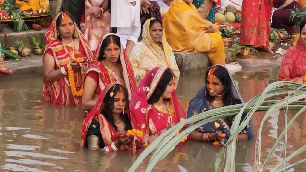 घाघरा प्रखंड के विभिन्न छठ घाटों में व्रतियों ने दिया संध्या अर्घ्य घाघरा प्रखंड के विभिन्न छठ घाटों में व्रतियों ने दिया संध्या अर्घ्य