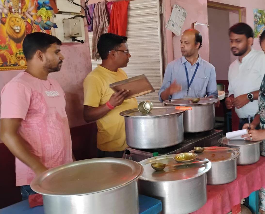 लातेहार:खाद्य सुरक्षा टीम ने मिठाई दुकानों और प्रतिष्ठानों का विशेष निरीक्षण अभियान चलाया