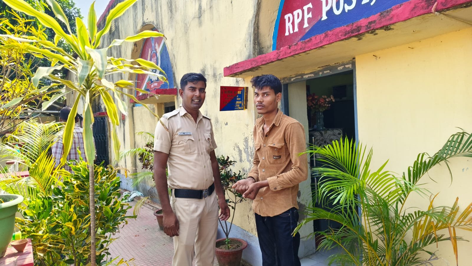 बरहड़वा रेलवे स्टेशन पर RPF की सतर्कता से नाबालिग लड़की सुरक्षित,फर्जी आधार बनाकर भगाने वाला युवक गिरफ्तार