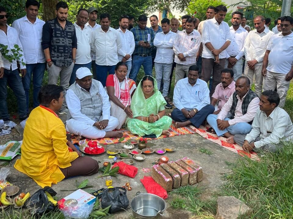 विधायक रामचन्द्र सिंह ने किया हॉटवाग अनुसूचित विद्यालय में अतिरिक्त कक्ष निर्माण का भूमि पूजन विधायक रामचन्द्र सिंह ने किया हॉटवाग अनुसूचित विद्यालय में अतिरिक्त कक्ष निर्माण का भूमि पूजन