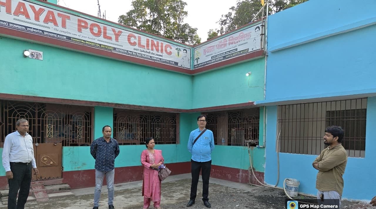 हयात पॉलीक्लिनिक राजमहल में स्वास्थ्य विभाग की जांच टीम ने की छानबीन