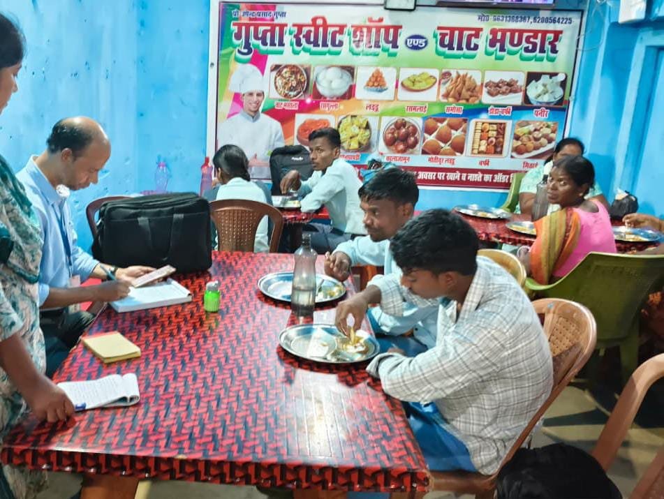 लातेहार:खाद्य सुरक्षा टीम ने मिठाई दुकानों और प्रतिष्ठानों का विशेष निरीक्षण अभियान चलाया