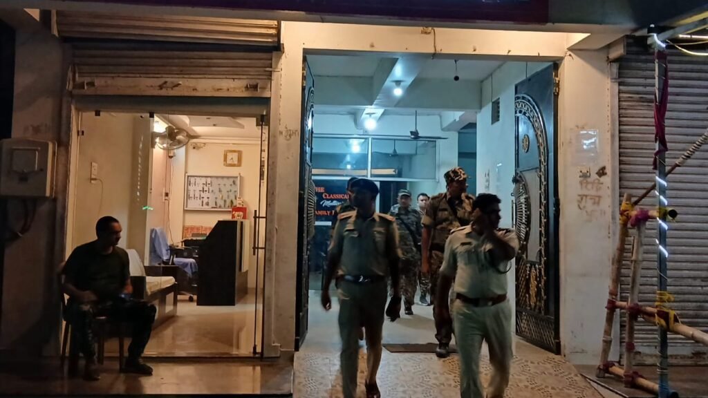 गोमिया में पुलिस का होटल-लॉज पर छापा, अनैतिक गतिविधियों की जांच में नहीं मिला सबूत गोमिया में पुलिस का होटल-लॉज पर छापा, अनैतिक गतिविधियों की जांच में नहीं मिला सबूत