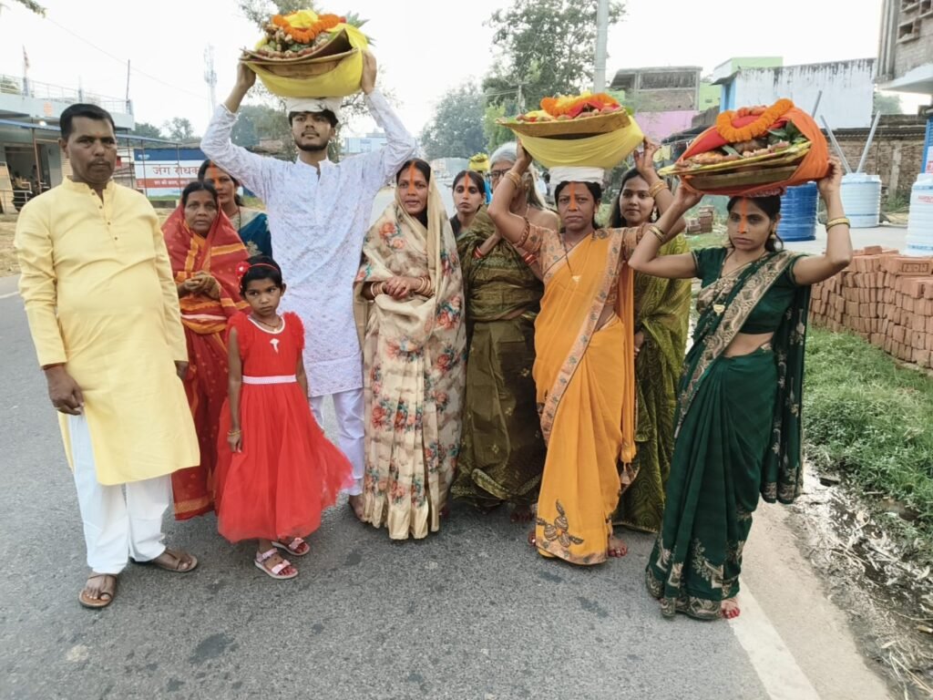घाघरा प्रखंड के विभिन्न छठ घाटों में व्रतियों ने दिया संध्या अर्घ्य घाघरा प्रखंड के विभिन्न छठ घाटों में व्रतियों ने दिया संध्या अर्घ्य