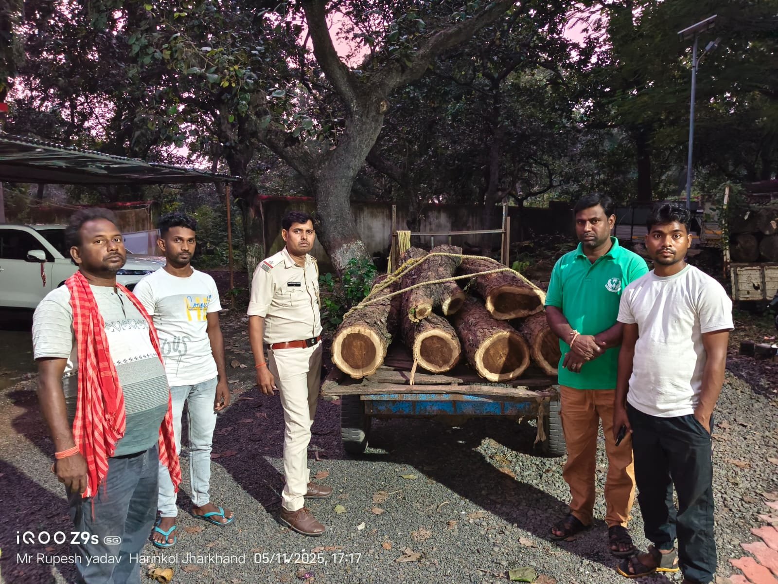 बरहरवा में वन विभाग की बड़ी कार्रवाई, जुगाड़ गाड़ी से छह बोटा शीशम की लकड़ी जब्त बरहरवा में वन विभाग की बड़ी कार्रवाई, जुगाड़ गाड़ी से छह बोटा शीशम की लकड़ी जब्त