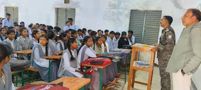 लातेहार पुलिस ने गांधी इंटर कॉलेज में साइबर सुरक्षा,ट्रैफिक नियम और नशा मुक्ति पर जागरूकता अभियान आयोजित लातेहार पुलिस ने गांधी इंटर कॉलेज में साइबर सुरक्षा,ट्रैफिक नियम और नशा मुक्ति पर जागरूकता अभियान आयोजित