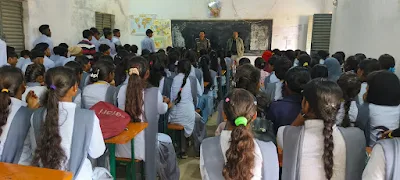 लातेहार पुलिस ने गांधी इंटर कॉलेज में साइबर सुरक्षा,ट्रैफिक नियम और नशा मुक्ति पर जागरूकता अभियान आयोजित