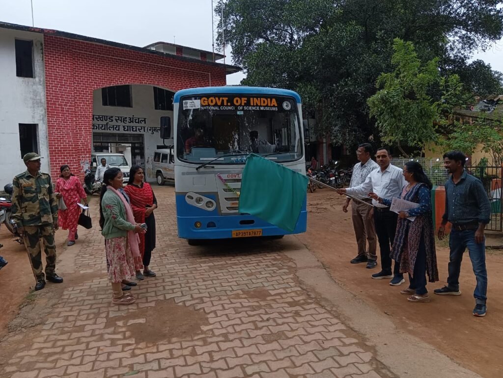घाघरा ब्लॉक परिसर से बीडीओ ने हरी झंडी दिखाकर विज्ञान प्रदर्शनी बस को किया रवाना घाघरा ब्लॉक परिसर से बीडीओ ने हरी झंडी दिखाकर विज्ञान प्रदर्शनी बस को किया रवाना