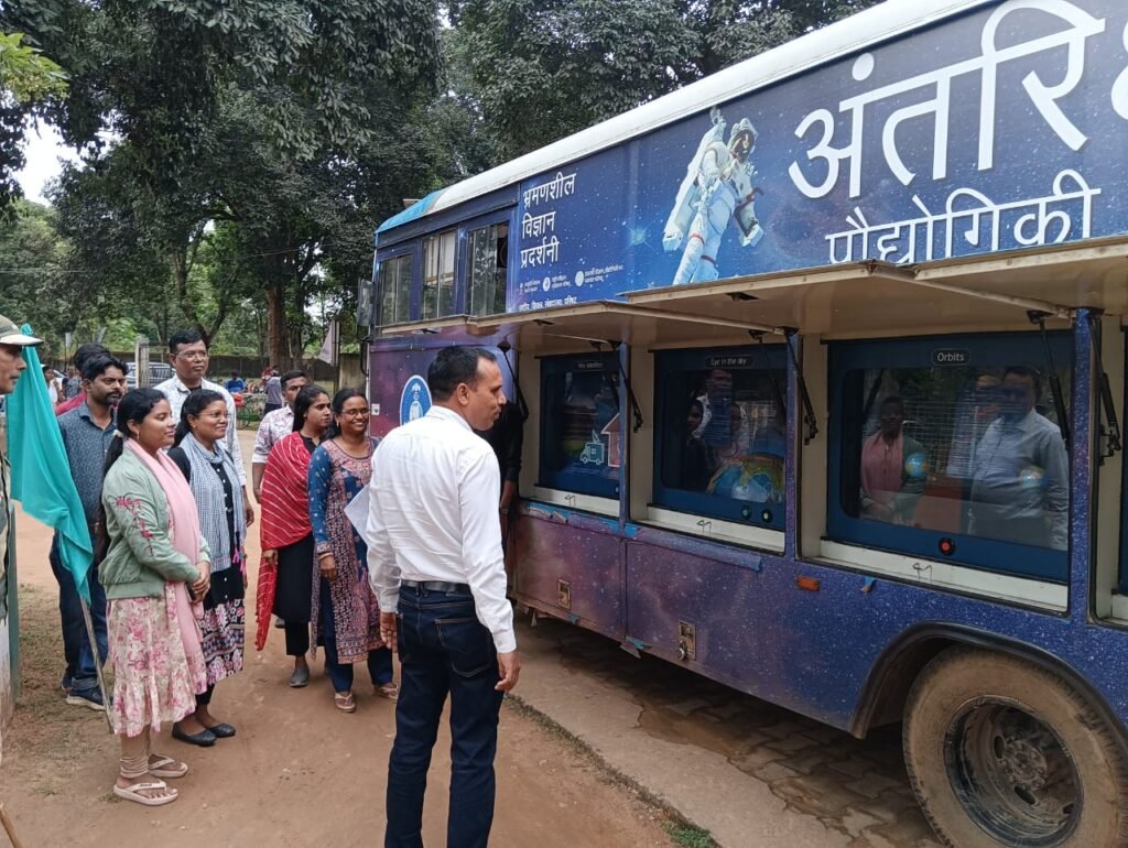 घाघरा ब्लॉक परिसर से बीडीओ ने हरी झंडी दिखाकर विज्ञान प्रदर्शनी बस को किया रवाना घाघरा ब्लॉक परिसर से बीडीओ ने हरी झंडी दिखाकर विज्ञान प्रदर्शनी बस को किया रवाना