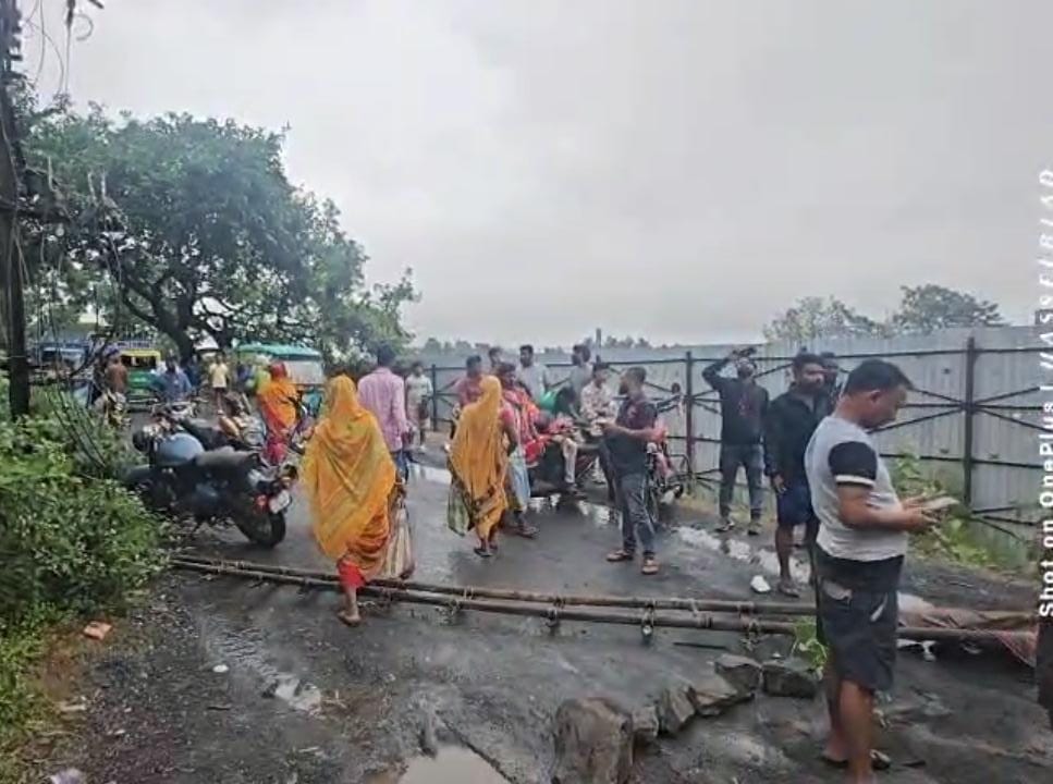 बाबुपूर में ट्रांसफॉर्मर जलने के विरोध में सड़क जाम किया,प्रशासन ने हटवाया जाम
