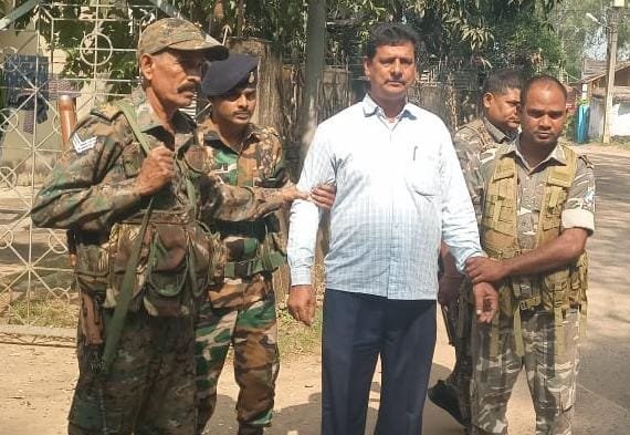 लातेहार : जिला परिषद कार्यालय के बड़ा बाबू 65 हज़ार रुपये रिश्वत लेते गिरफ्तार लातेहार : जिला परिषद कार्यालय के बड़ा बाबू 65 हज़ार रुपये रिश्वत लेते गिरफ्तार