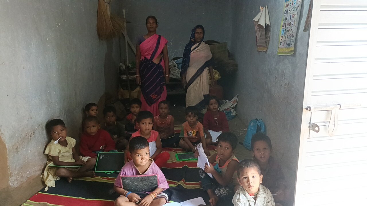 बाराडीह गांव का आंगनबाड़ी केंद्र निजी घर में संचालित बाराडीह गांव का आंगनबाड़ी केंद्र निजी घर में संचालित