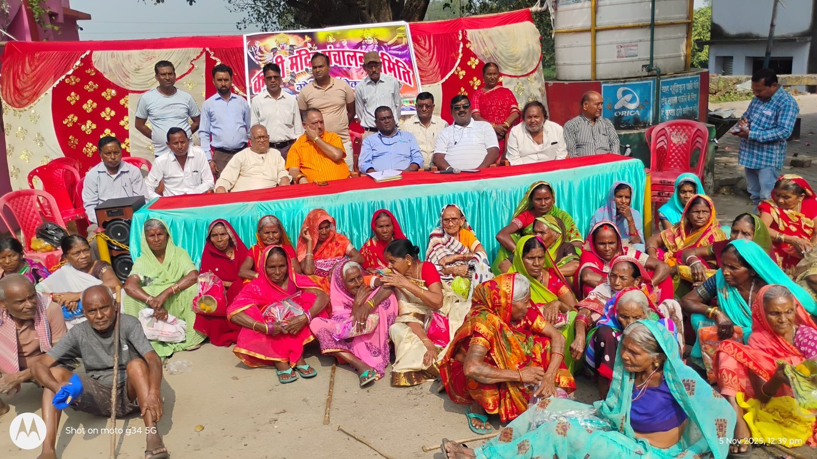 गोमिया काली मंदिर में जरूरतमंद लोगों के बीच वस्त्र का वितरण किया गया