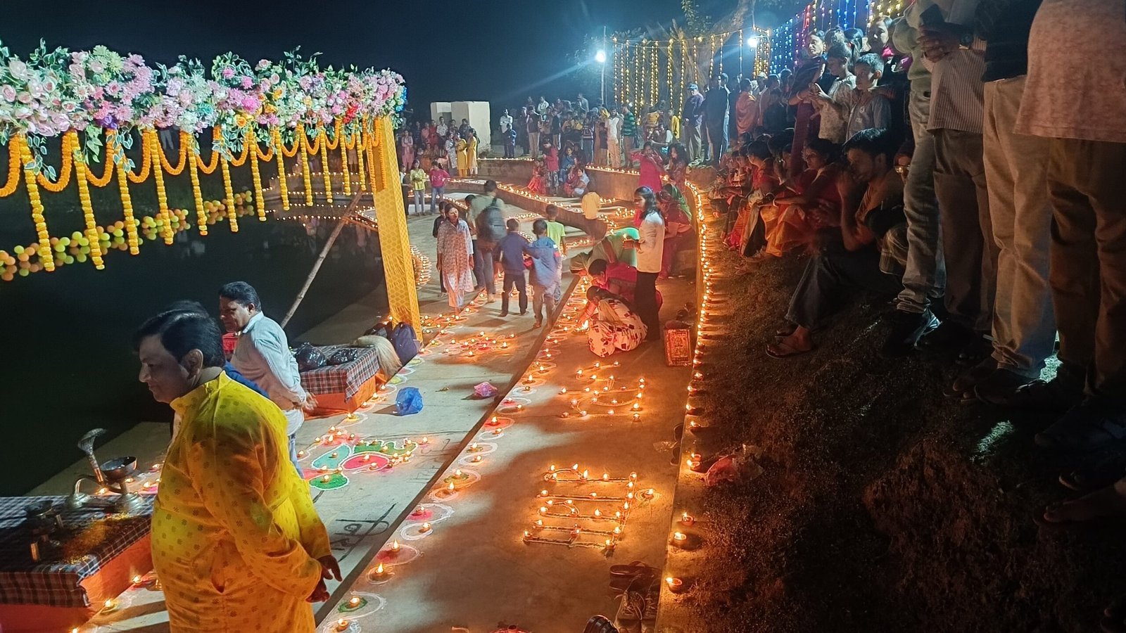 गोमिया में कार्तिक पूर्णिमा व देव दीपावली पर मां गंगा आरती का आयोजन गोमिया में कार्तिक पूर्णिमा व देव दीपावली पर मां गंगा आरती का आयोजन