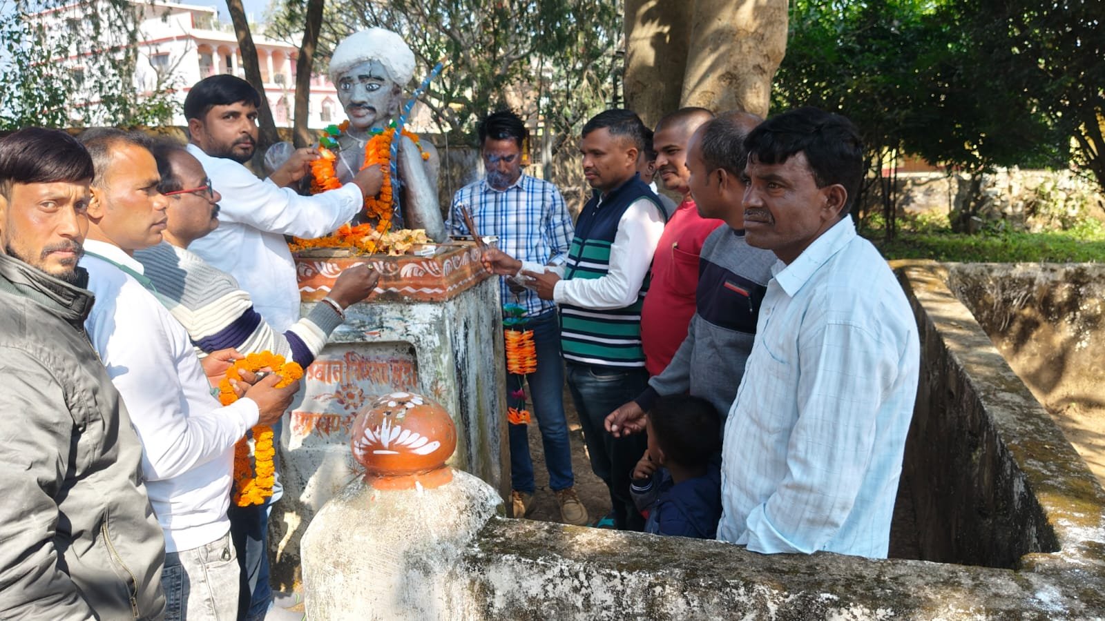 घाघरा प्रखंड कार्यालय परिसर स्थित बिरसा मुंडा जयंती पर प्रमुख,बीडीओ,सीओ सहित अन्य लोगों ने किया माल्यार्पण घाघरा प्रखंड कार्यालय परिसर स्थित बिरसा मुंडा जयंती पर प्रमुख,बीडीओ,सीओ सहित अन्य लोगों ने किया माल्यार्पण