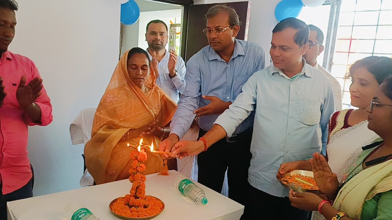 मुखिया और ग्राम प्रधान द्वारा गोपलाडीह उप स्वास्थ्य केंद्र का किया गया उद्घाटन