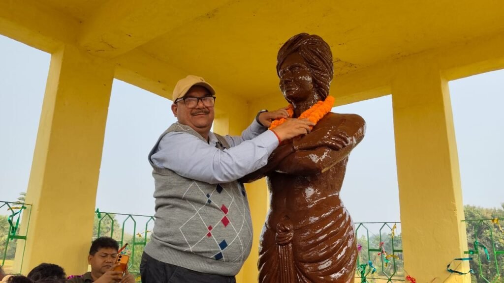 कोटालपोखर:स्थापना दिवस पर माल्यार्पण कर किया नमन